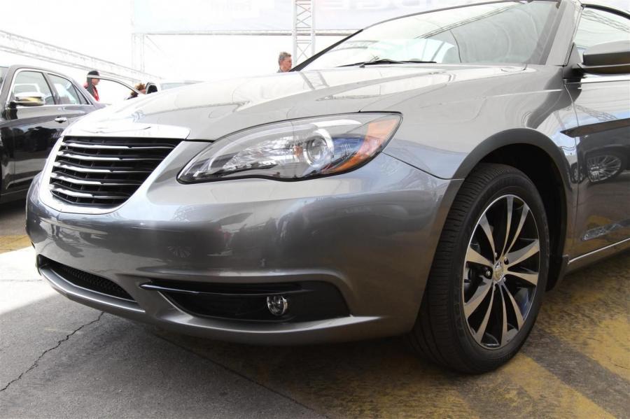  Chrysler 200 S Convertible 2011 года  (фото 11 из 18)